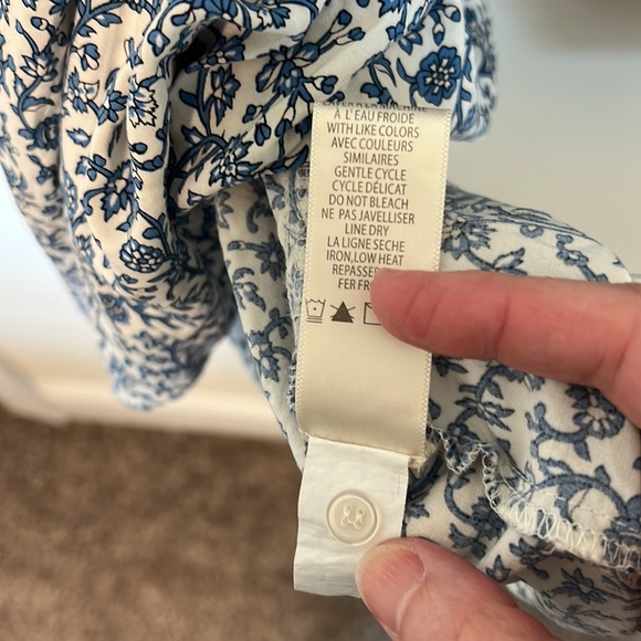 Max Studio Women’s Floral Blouse / Size L / Very Good Condition / Blue and Cream - Picture 8 of 12